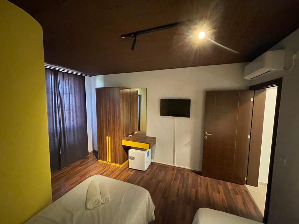 Bed, TV and multimedia, wardrobe