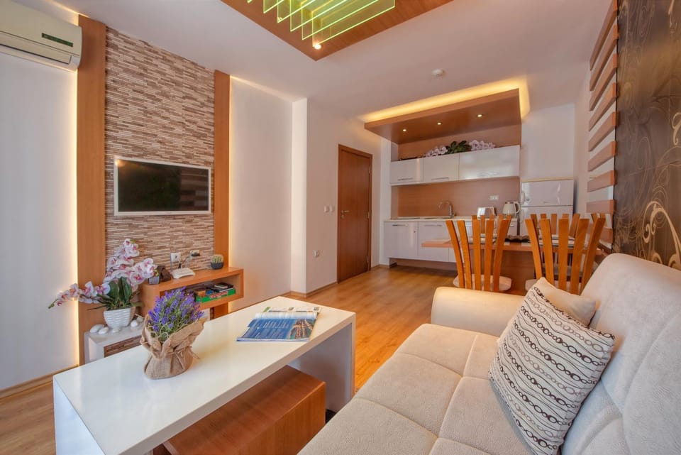 TV and multimedia, Kitchen or kitchenette, Living room, Dining area, air conditioner