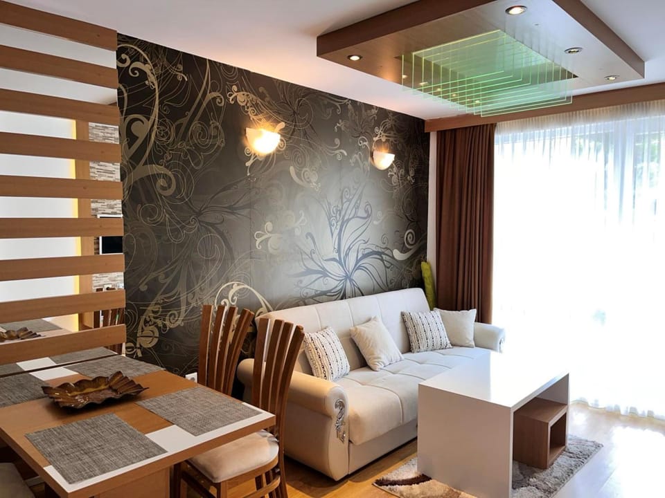Bed, Living room, Seating area, Dining area
