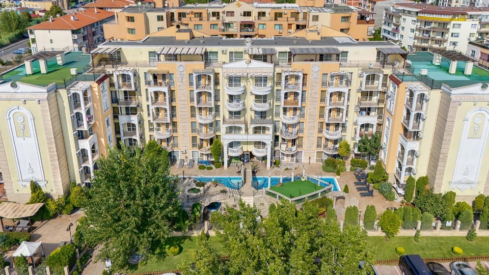 Property building, Bird's eye view, Swimming pool