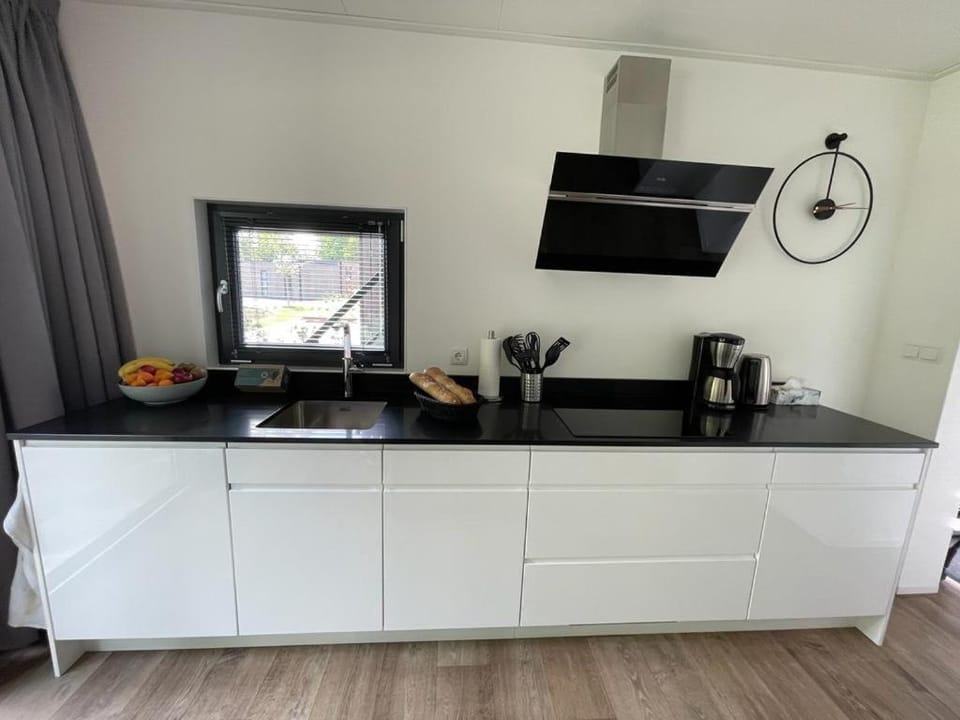 Coffee/tea facilities, Kitchen or kitchenette, stove