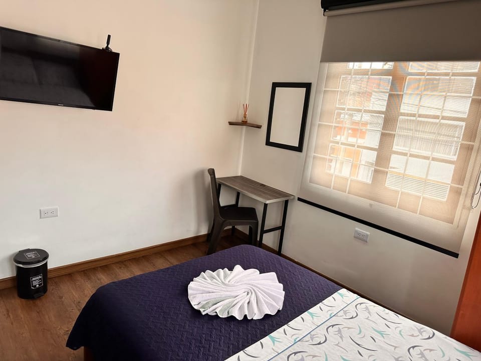 Bed, TV and multimedia, Bedroom, towels