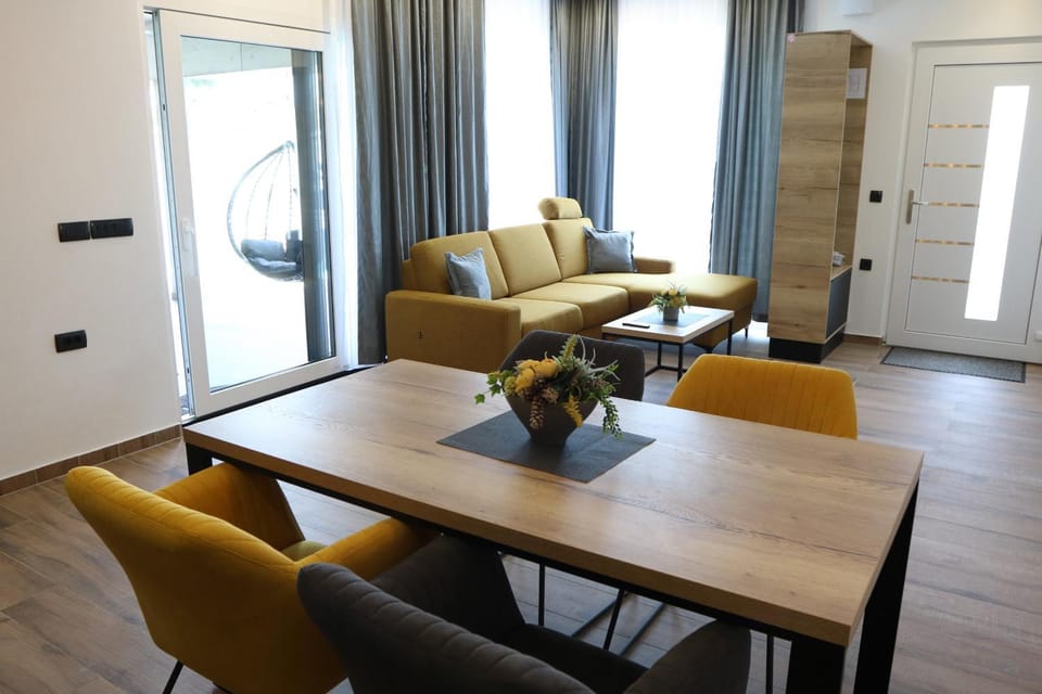 Communal lounge/ TV room, Living room, Seating area