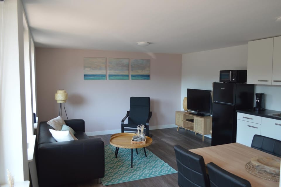 TV and multimedia, Kitchen or kitchenette, Living room, Seating area, Dining area
