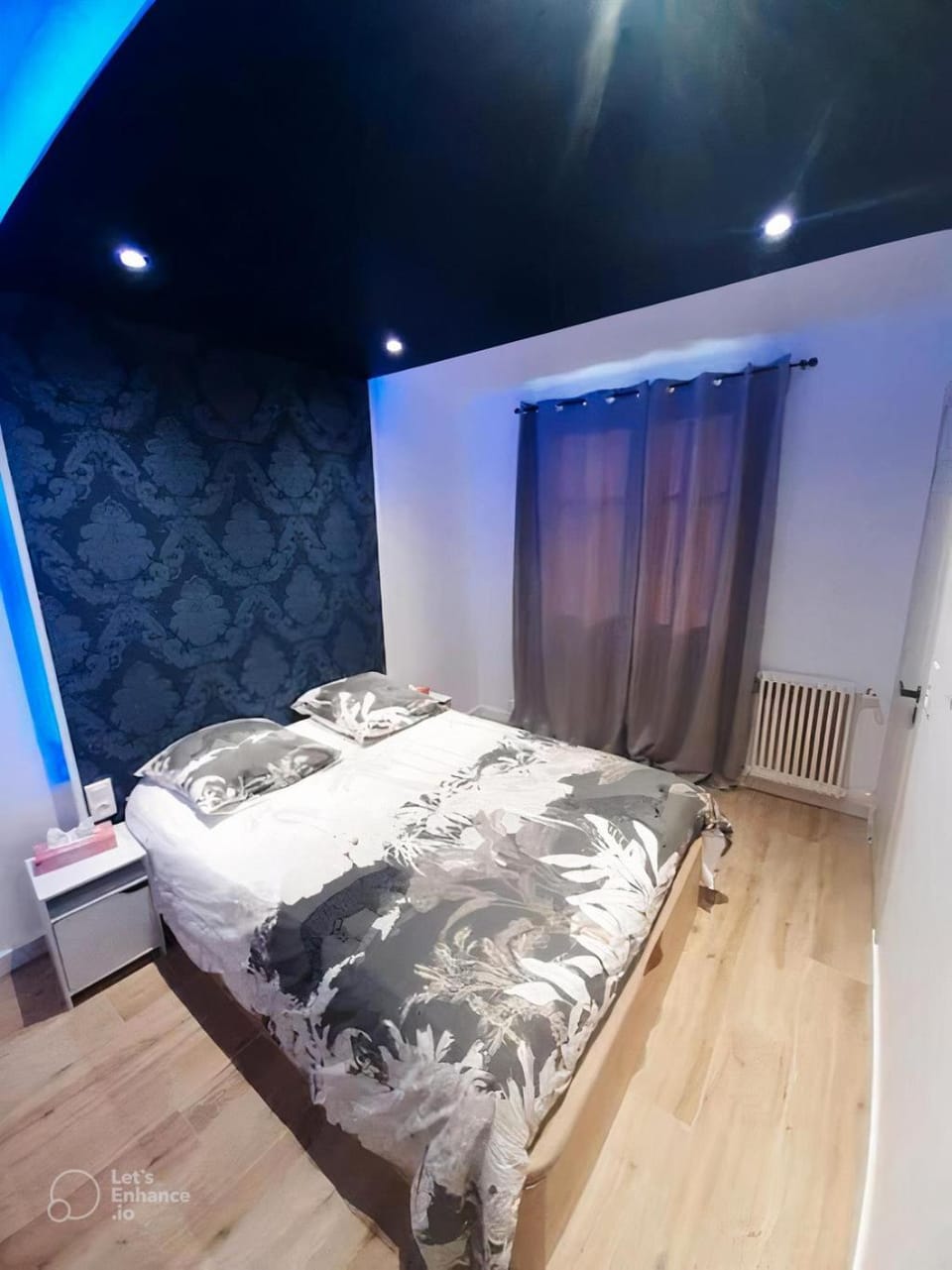Bed, Photo of the whole room, Bedroom, storage, towels