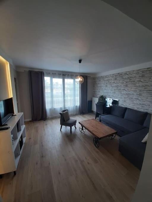 Communal lounge/ TV room, TV and multimedia, Kitchen or kitchenette, Living room, Lounge or bar, Seating area, air conditioner
