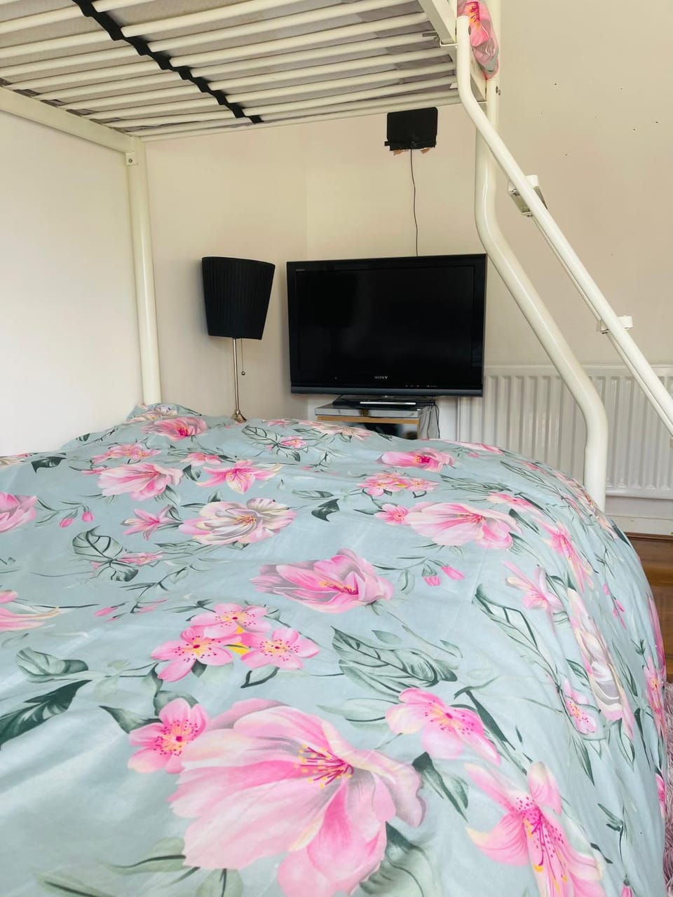 Double bed room in a Peaceful home Vacation rental in Wales