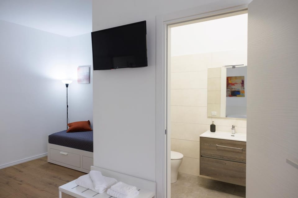 Toilet, Bathroom, TV and multimedia, Photo of the whole room, Bedroom