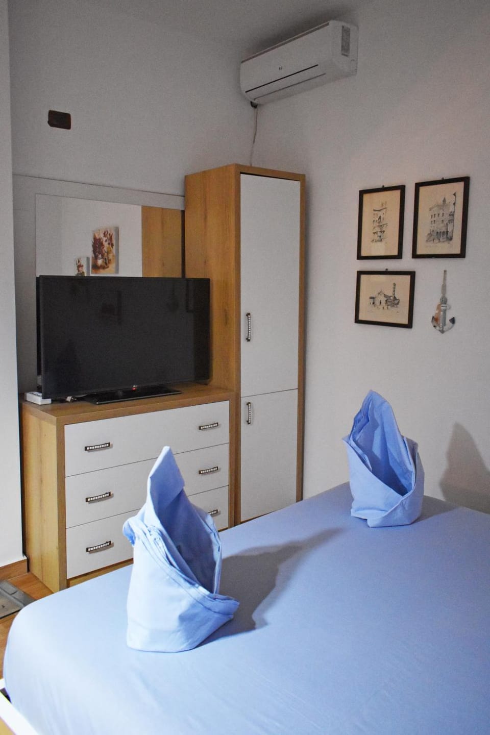 Bed, TV and multimedia, air conditioner
