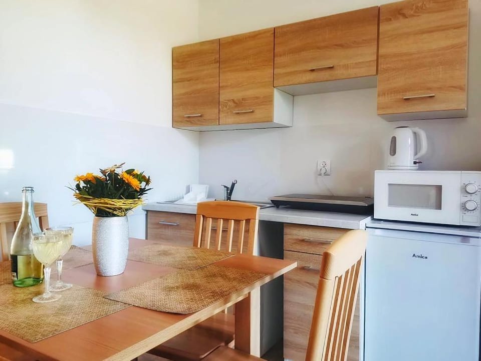 Kitchen or kitchenette, Dining area, minibar, stove