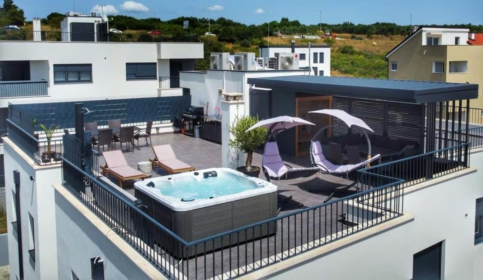 Property building, Day, Hot Tub, Sauna, View (from property/room), Balcony/Terrace, Evening entertainment, sunbed