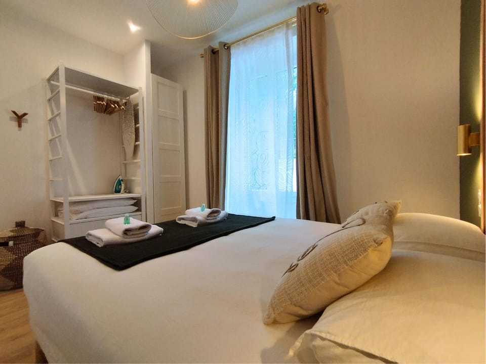 Photo of the whole room, Bedroom, wardrobe