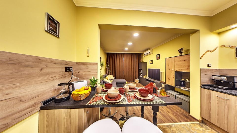 Coffee/tea facilities, Kitchen or kitchenette, Food and drinks, Dining area, Food, minibar, oven