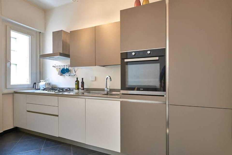 Kitchen or kitchenette, dishwasher, oven