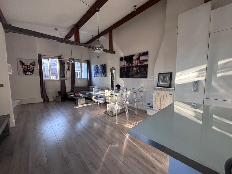 TV and multimedia, Kitchen or kitchenette, Living room, Seating area, Dining area
