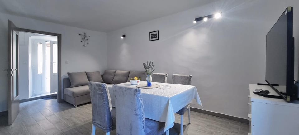 TV and multimedia, Living room, Seating area, Dining area