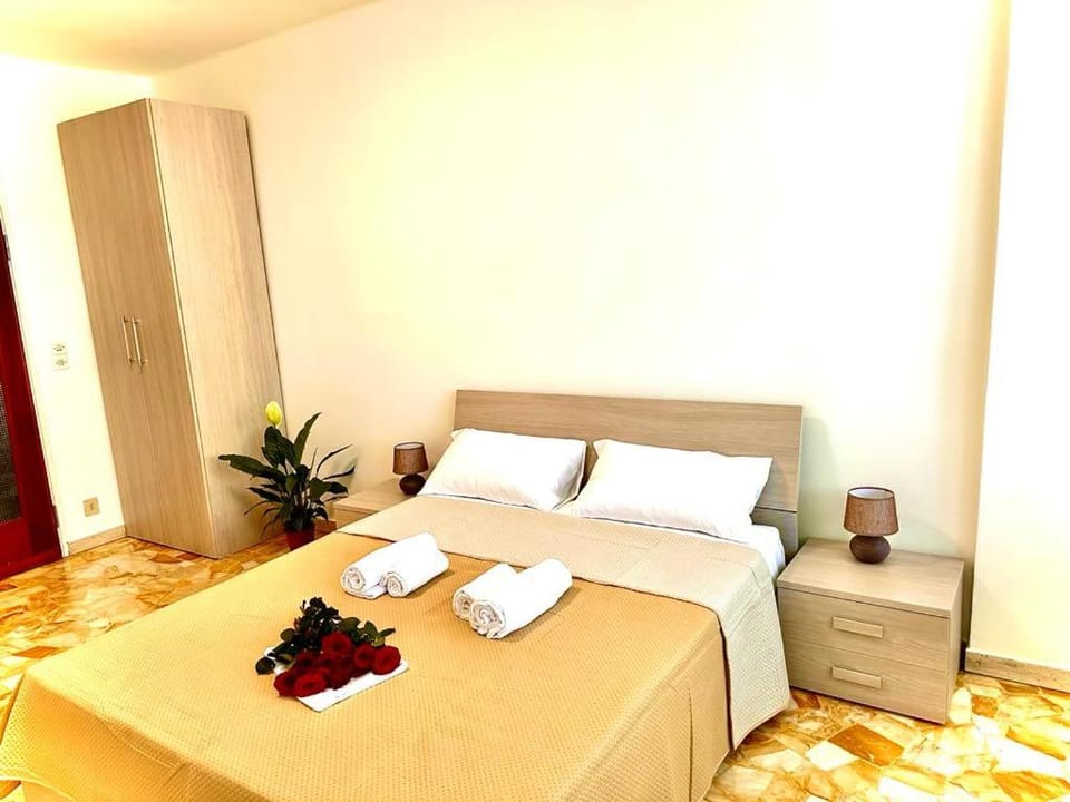 Bed, Living room, Photo of the whole room, Bedroom, towels