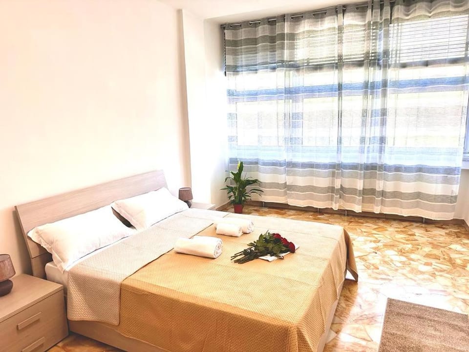 Bed, Living room, Bedroom, towels