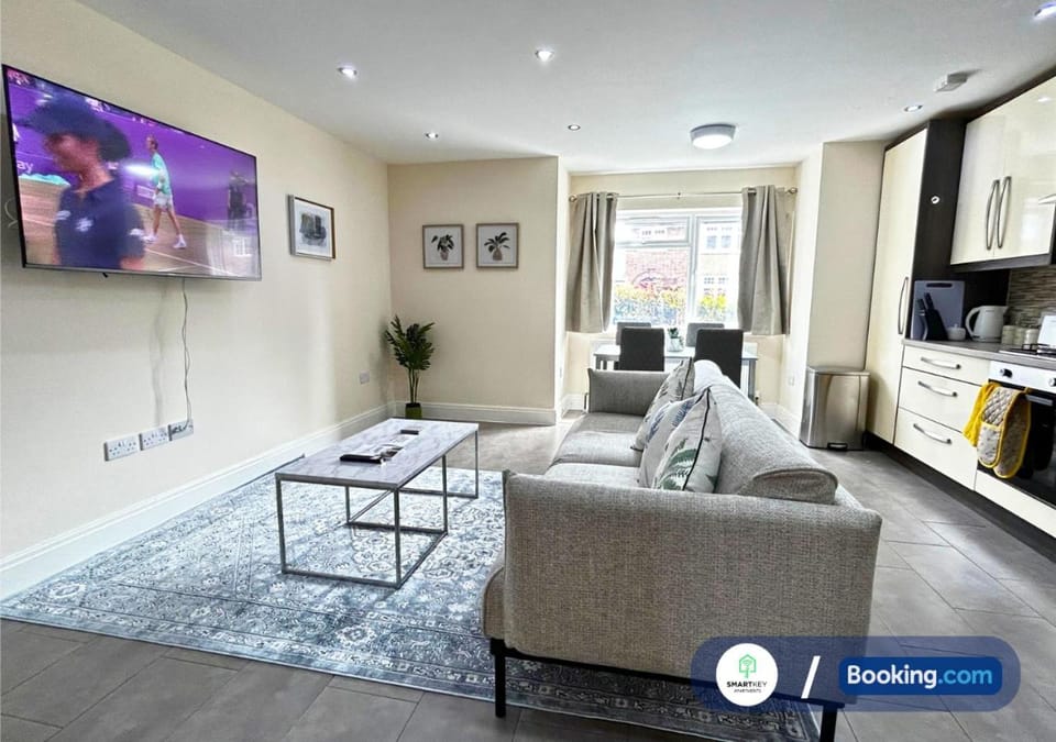 TV and multimedia, Kitchen or kitchenette, Living room, Seating area