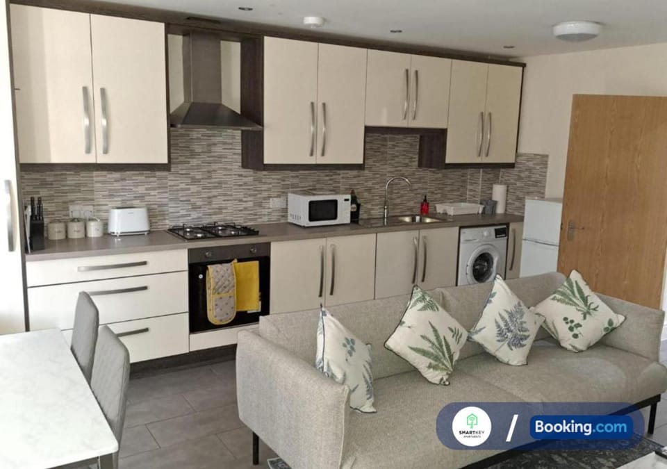 Kitchen or kitchenette, Dining area, dishwasher, stove