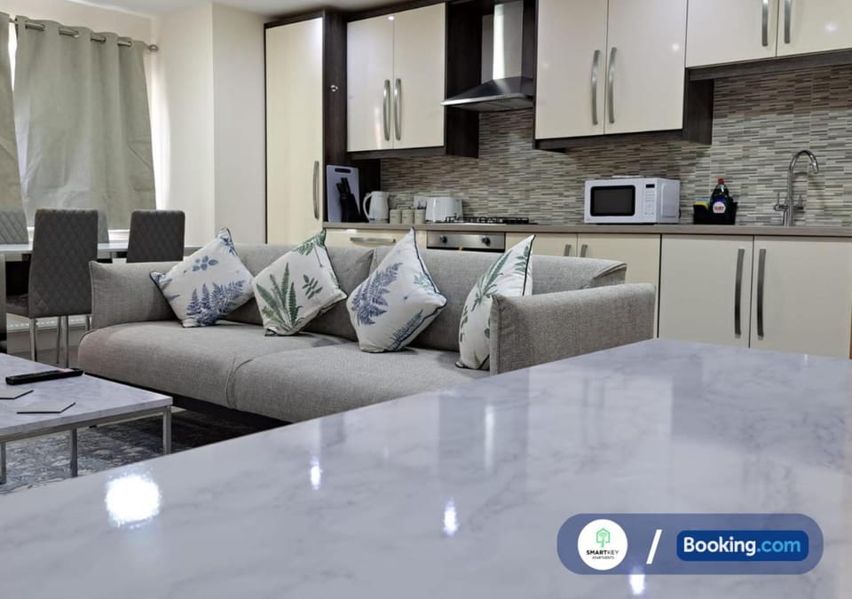 TV and multimedia, Kitchen or kitchenette, Living room, Seating area, toaster