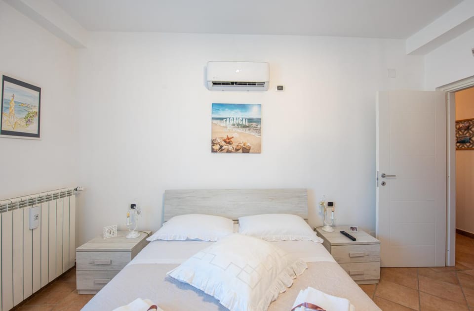 Bedroom, air conditioner