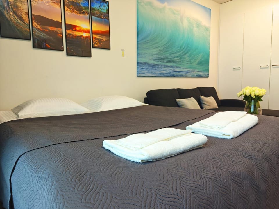 Bed, Photo of the whole room, towels