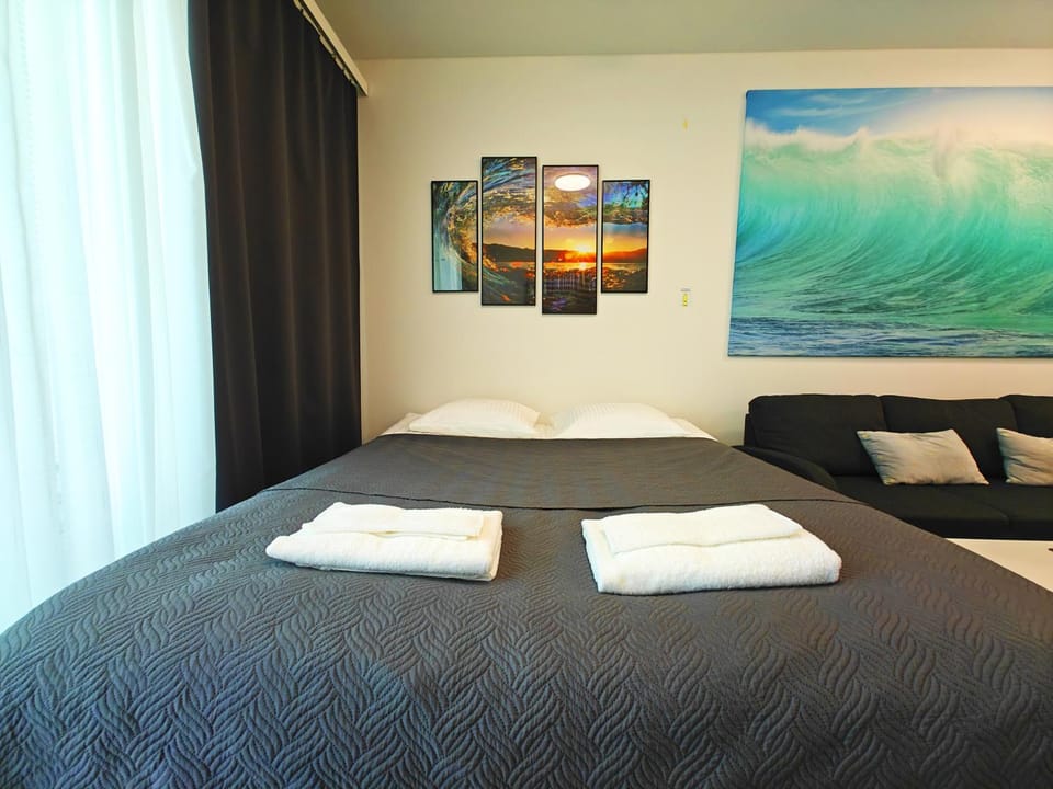 Bed, Photo of the whole room, towels