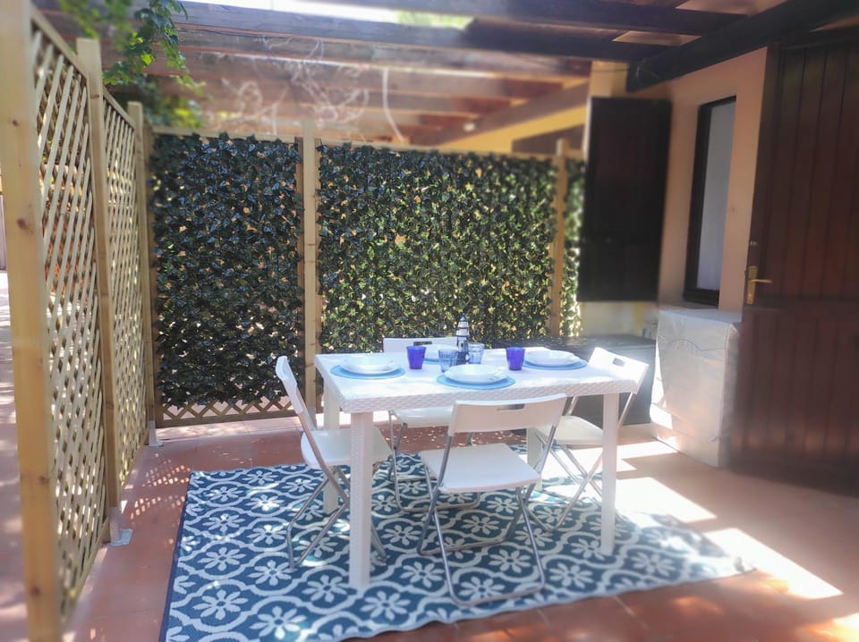 Patio, Day, Balcony/Terrace