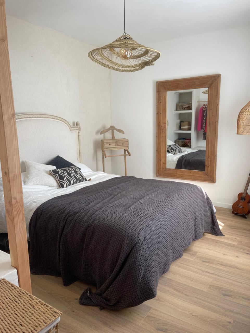 Bed, Photo of the whole room, Bedroom, locker, locker, wardrobe, air conditioner