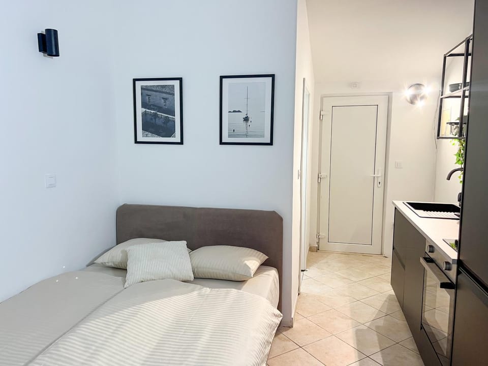 Black n’ White Apartment in Dubrovnik