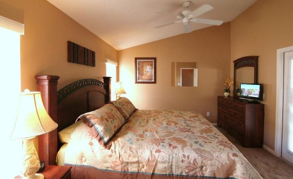 Bed, TV and multimedia, Photo of the whole room, Bedroom, fireplace