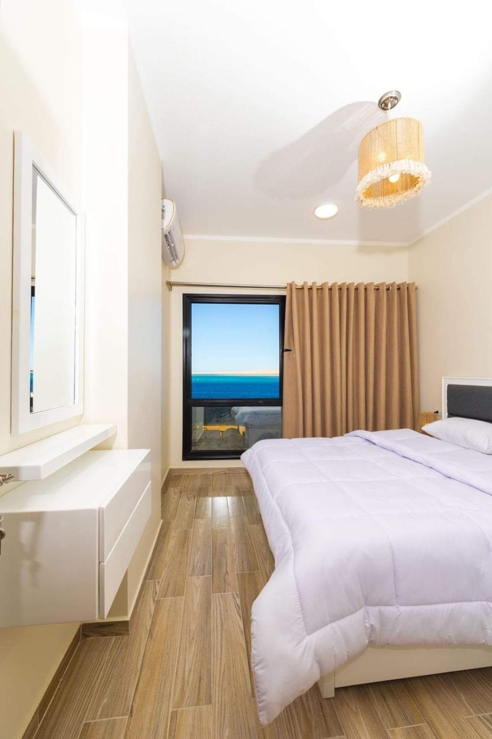 Bed, Natural landscape, TV and multimedia, Photo of the whole room, Bedroom, Sea view