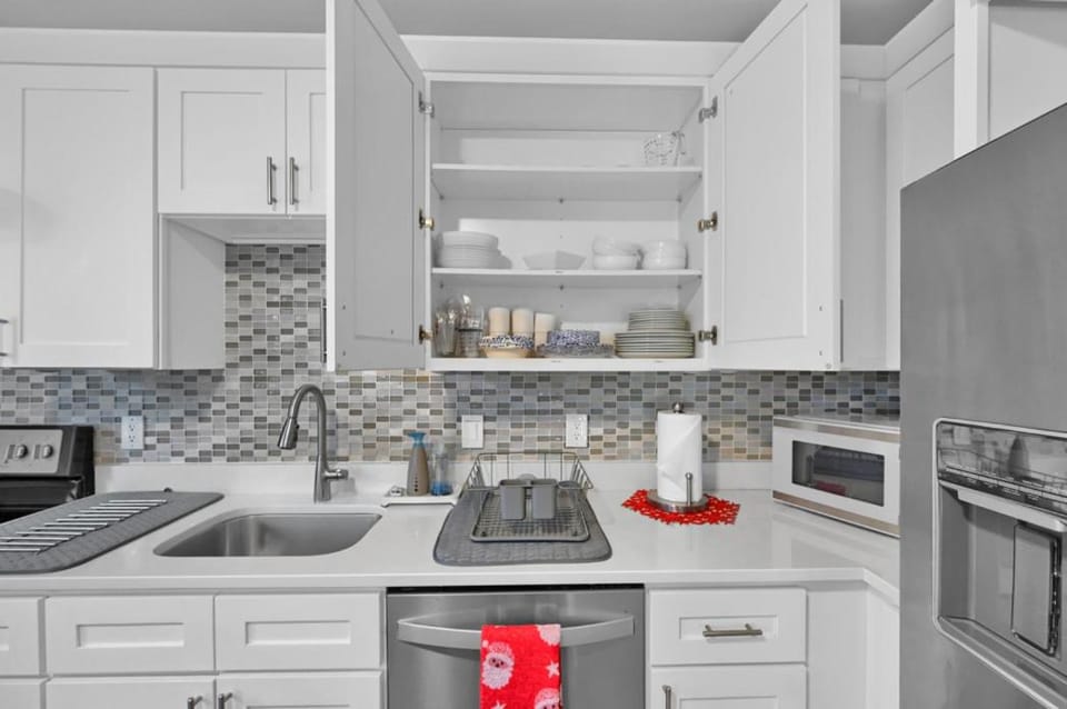 Kitchen or kitchenette, dishwasher