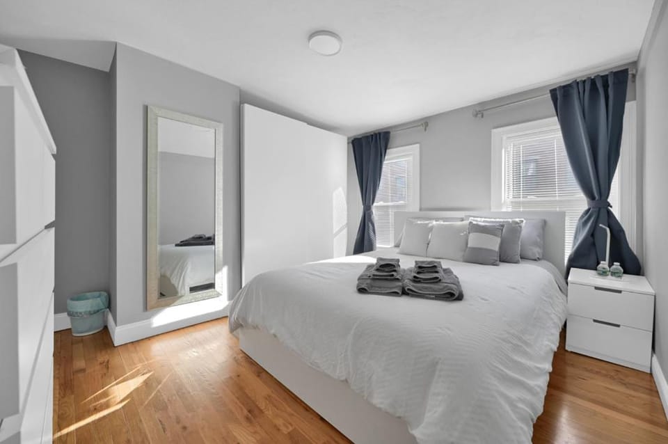 Bed, Bedroom, towels