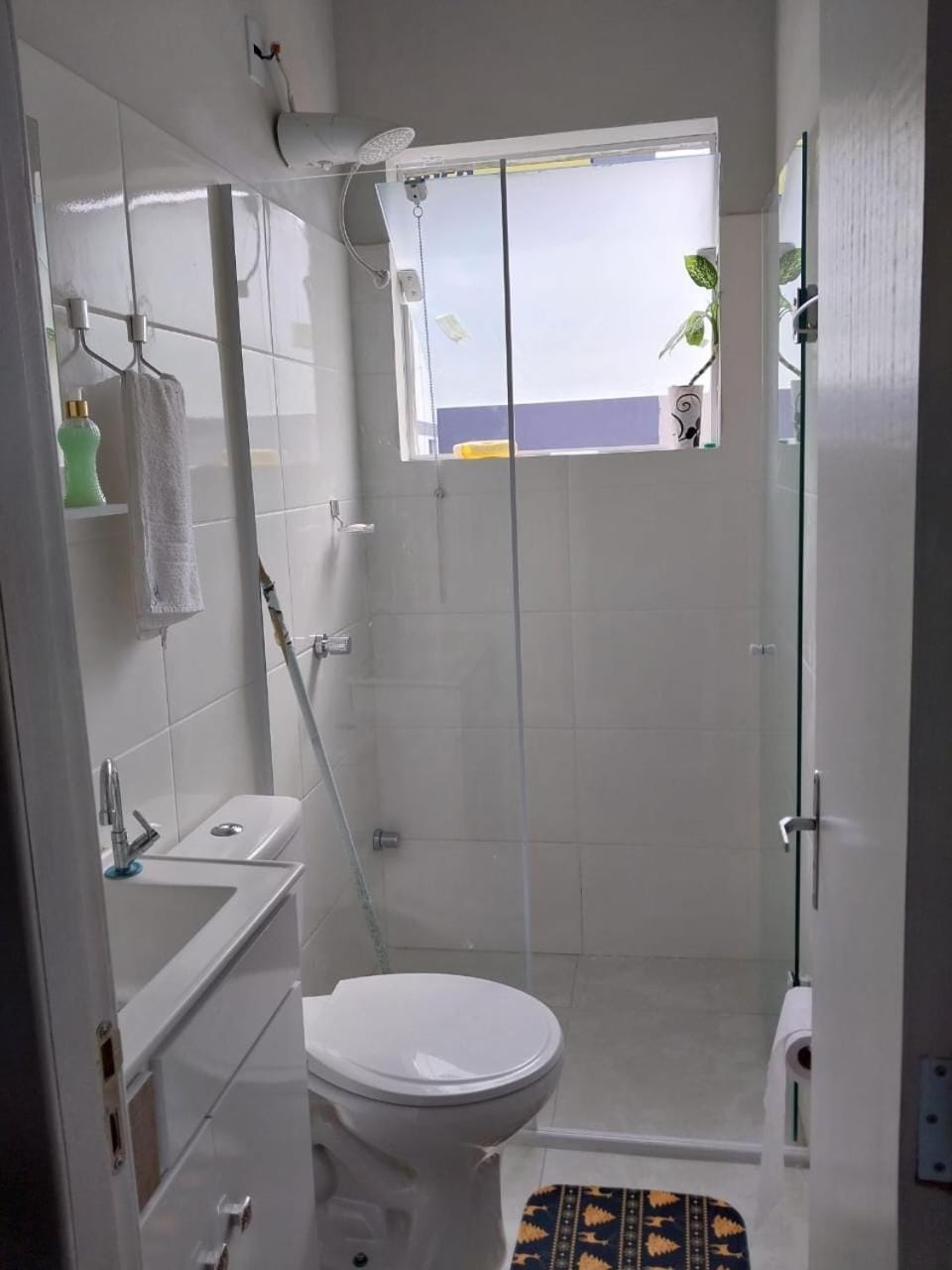 AP com cama King size e 2 colchão no chão e Internet no centro de Blu Apartment in Blumenau