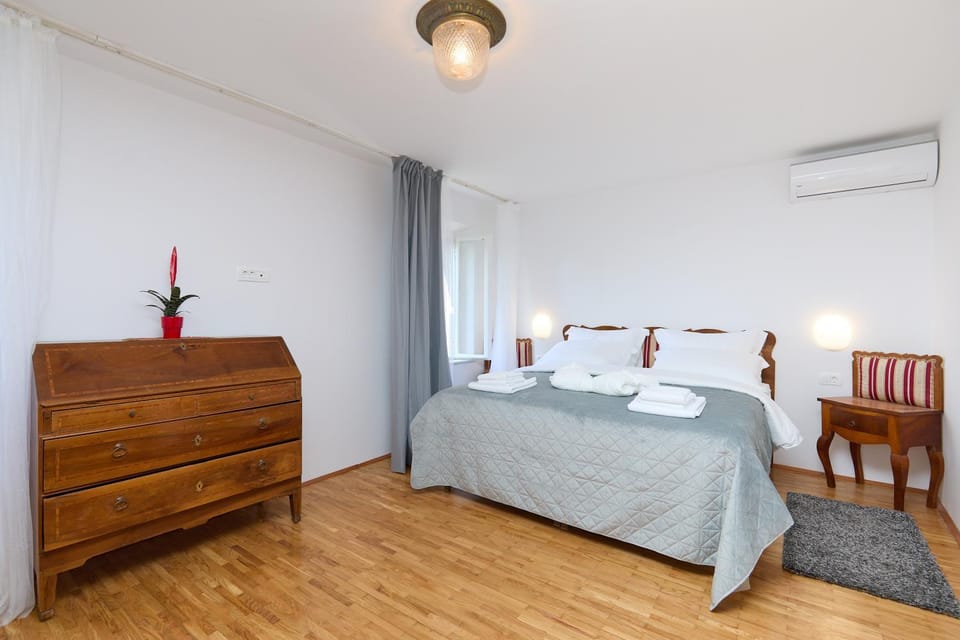 Bed, Bedroom, towels, air conditioner