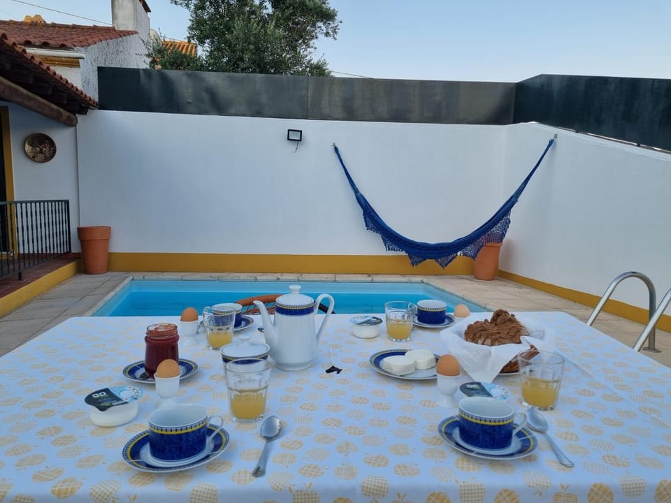Food and drinks, Dining area, Pool view, Swimming pool, Breakfast, Continental breakfast