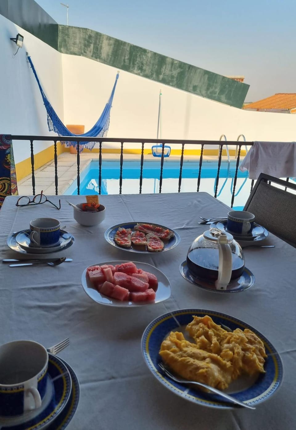 Balcony/Terrace, Food and drinks, Dining area, Food, Pool view, Swimming pool, Breakfast, Continental breakfast
