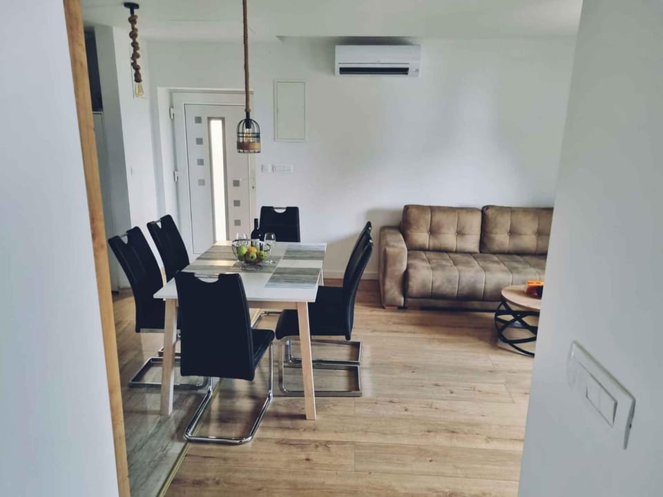 Living room, Seating area, Dining area, air conditioner