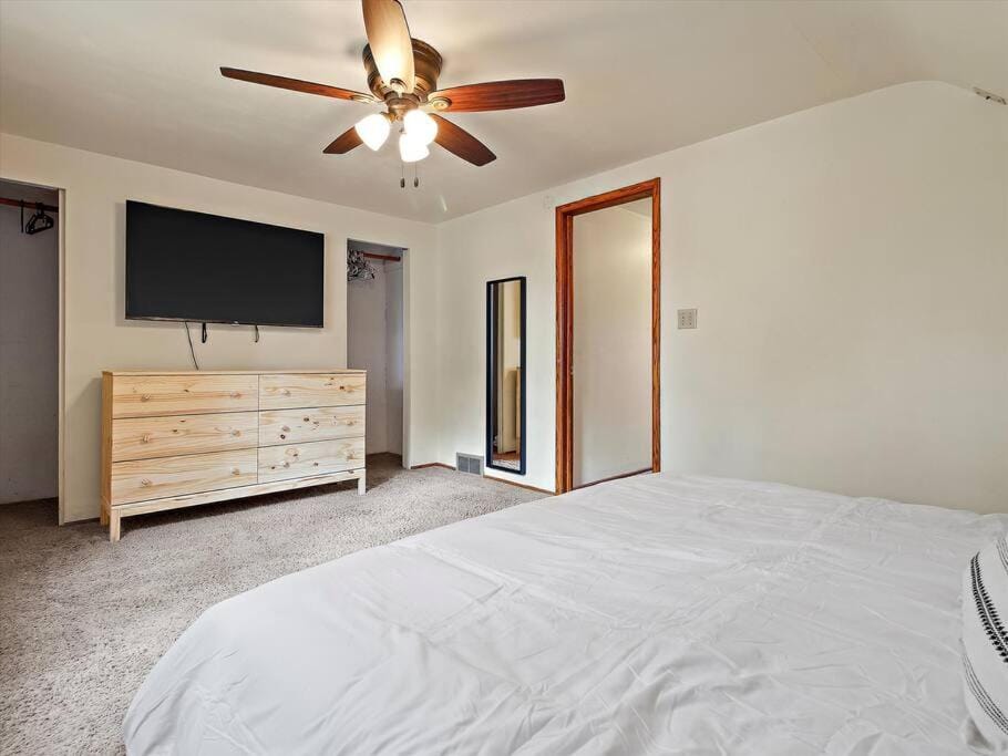 Convenient 5 bedroomMetro Milwaukee Brewers! House in West Allis