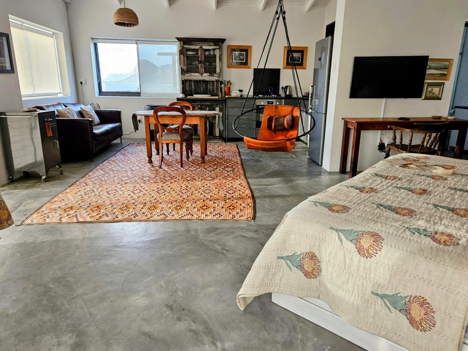 TV and multimedia, Kitchen or kitchenette, Living room, Photo of the whole room, Seating area, Dining area