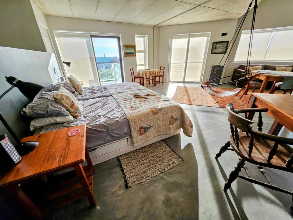 Bed, Seating area, Bedroom