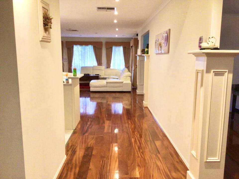 Roxy - A Spacious Cosy Getaway - Near Mel Airport House in Melbourne