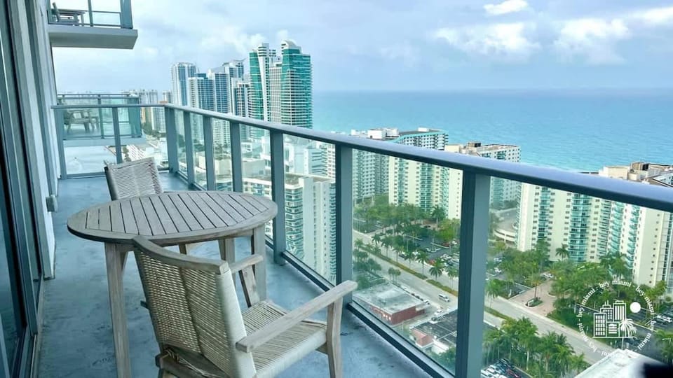 Luxurious 2b 2b with an Amazing View - Daily resort fee and parking not included - House in Hollywood Beach