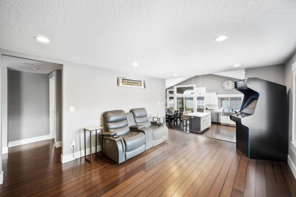 Game Room, Kitchen or kitchenette, Living room, furniture