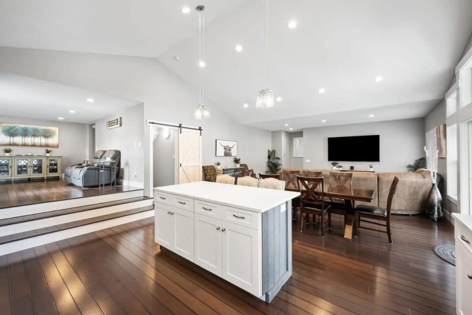 TV and multimedia, Kitchen or kitchenette, Living room, Seating area, Dining area, furniture