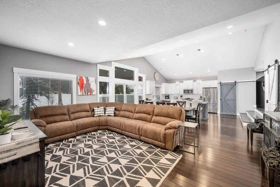 Day, TV and multimedia, Kitchen or kitchenette, Living room, furniture