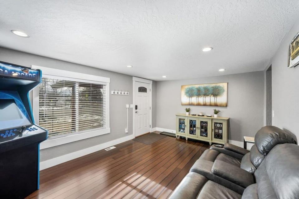 Day, Game Room, Living room, Seating area, furniture