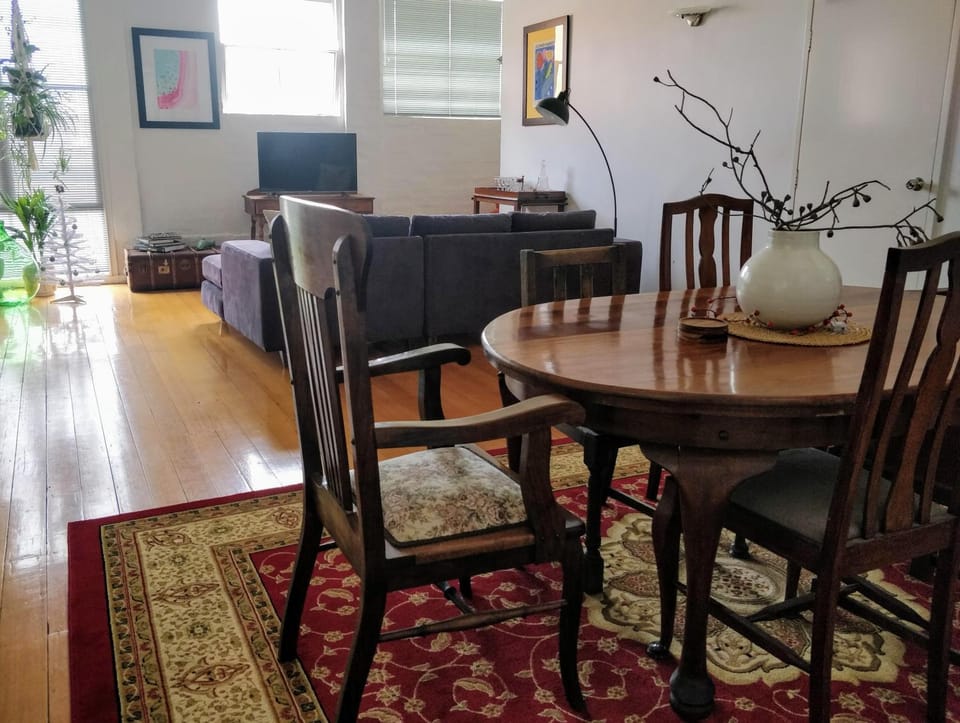 TV and multimedia, Living room, Seating area, Dining area